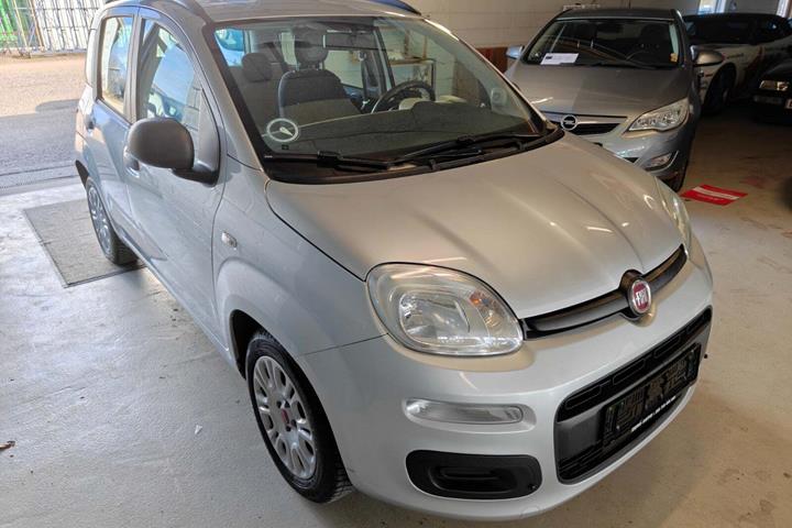 Gul Fiat Panda fra 2013 set udefra