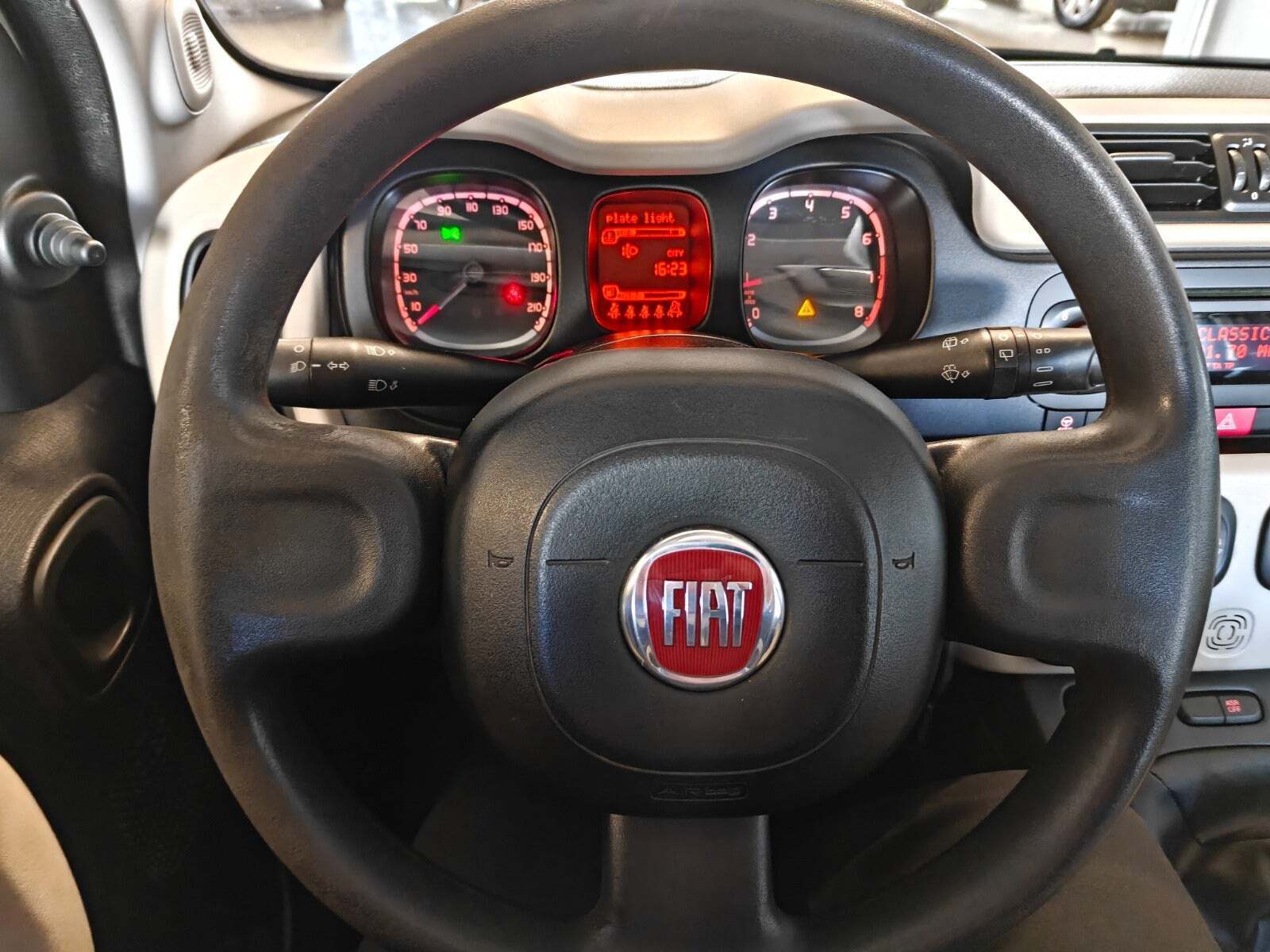 Gul Fiat Panda fra 2013 set indefra