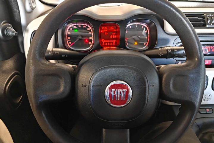 Gul Fiat Panda fra 2013 set indefra