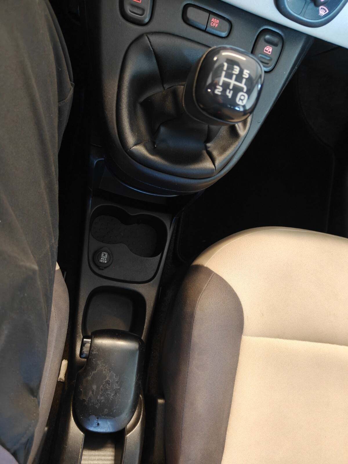 Gul Fiat Panda fra 2013 set indefra