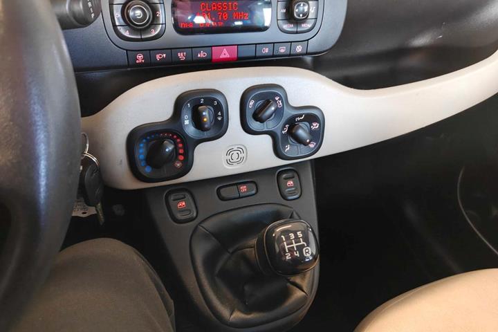 Gul Fiat Panda fra 2013 set indefra