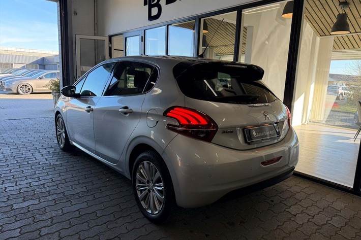 Sølv Peugeot 208 fra 2017