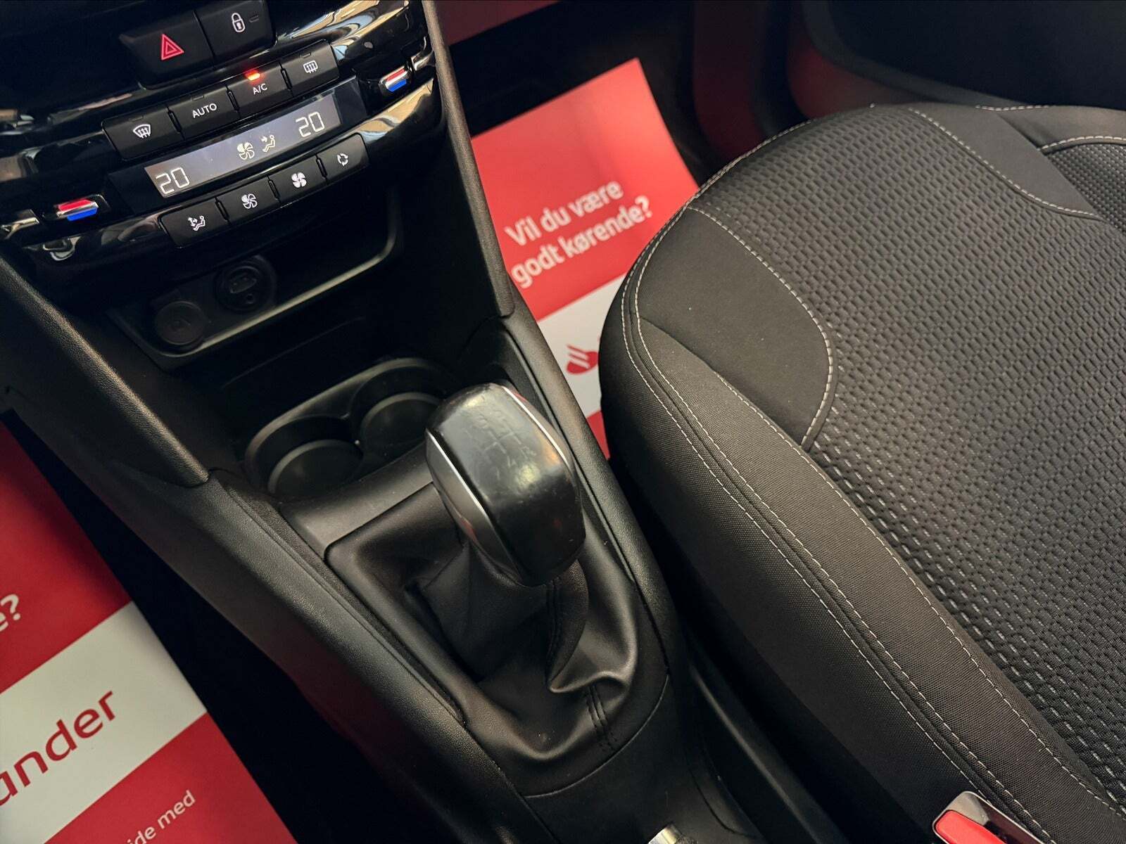 Sølv Peugeot 208 fra 2017