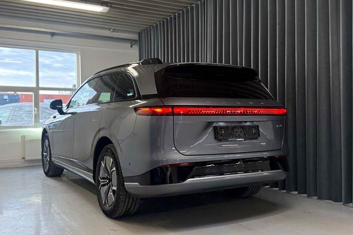 Grå Xpeng G9 fra 2024