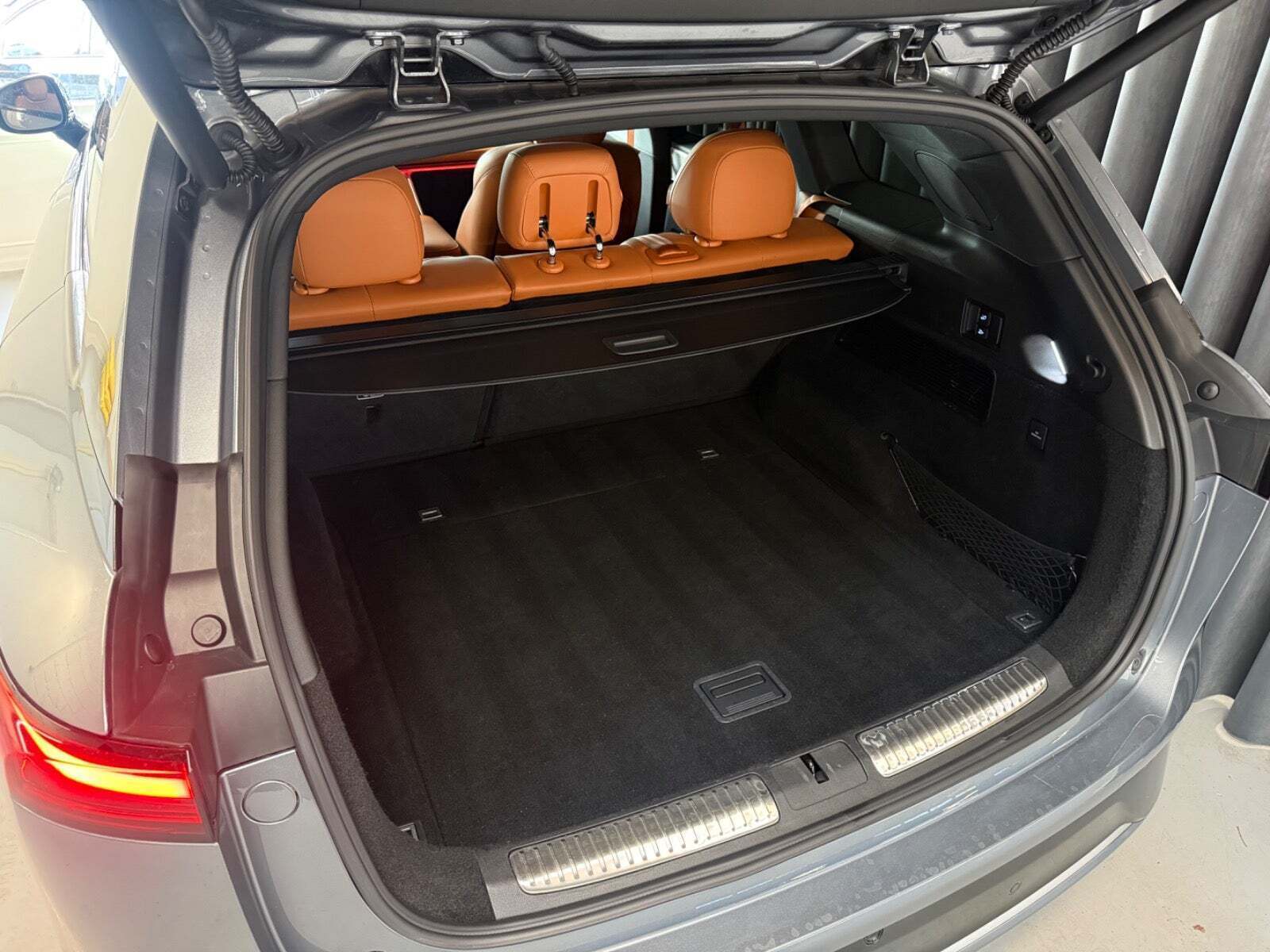 Grå Xpeng G9 fra 2024