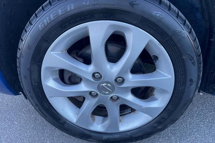 Blå Nissan Micra fra 2017