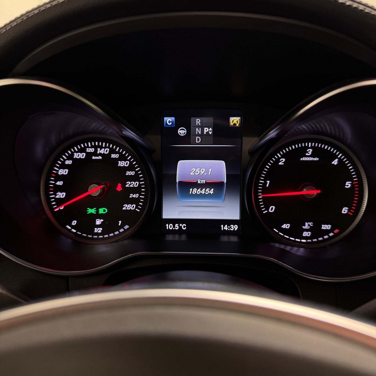 Grå Mercedes GLC350 d fra 2017