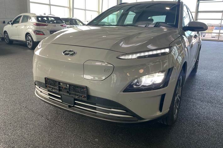 Grå Hyundai Kona fra 2022