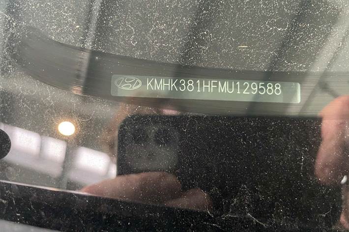 Grå Hyundai Kona fra 2022