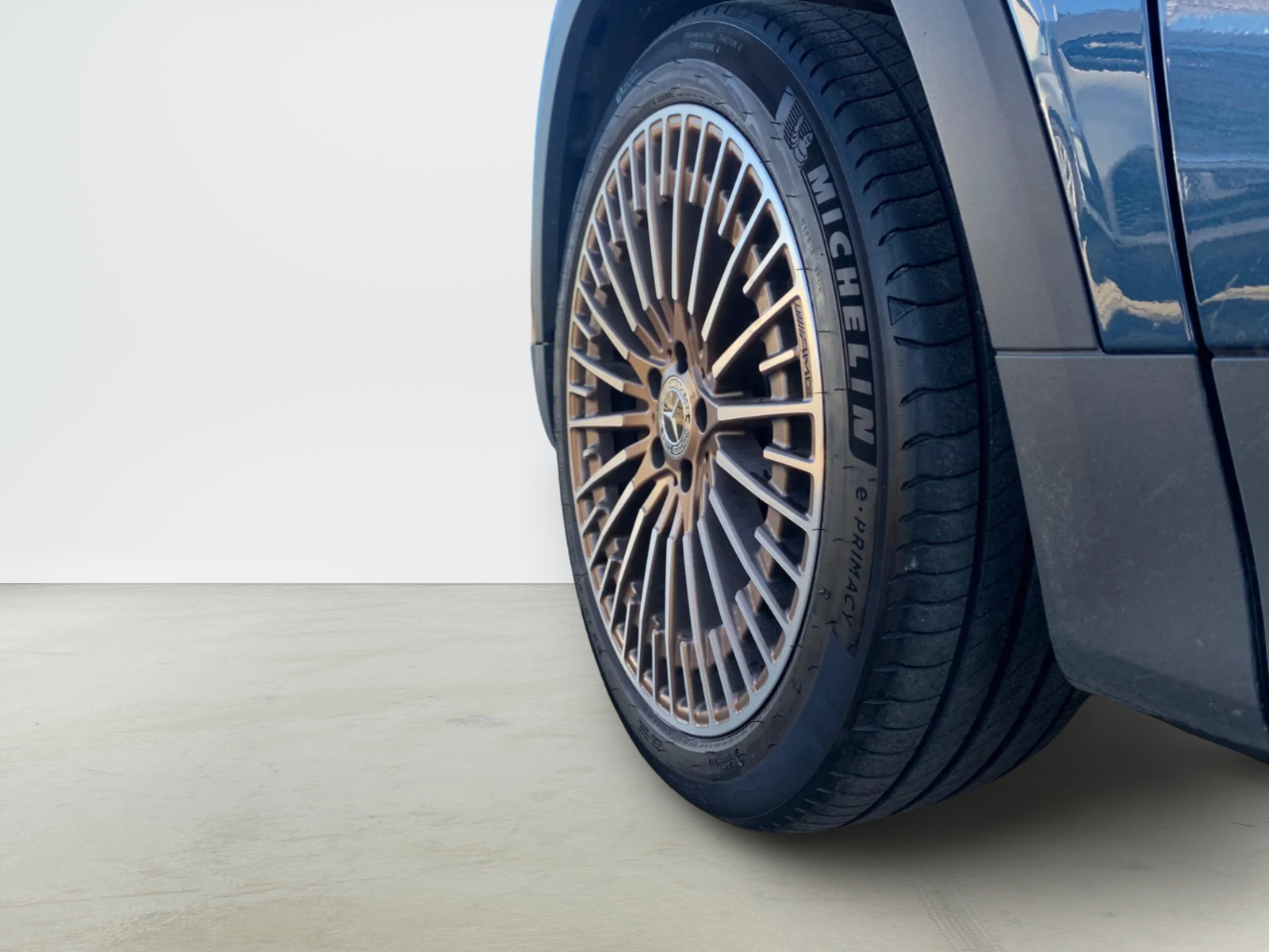 Blå Mercedes EQB300 fra 2022