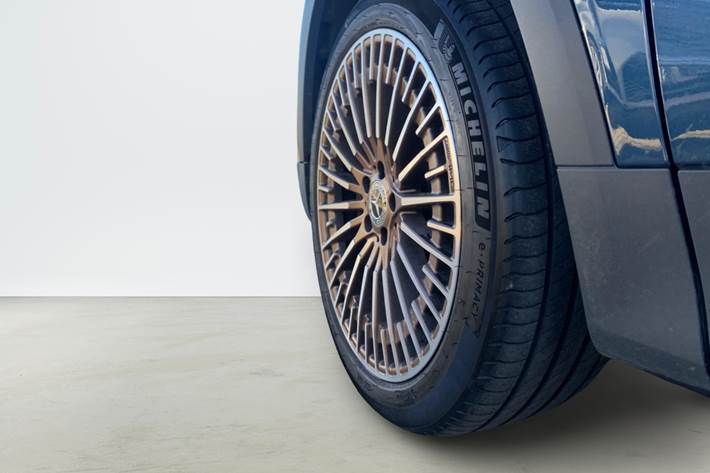 Blå Mercedes EQB300 fra 2022