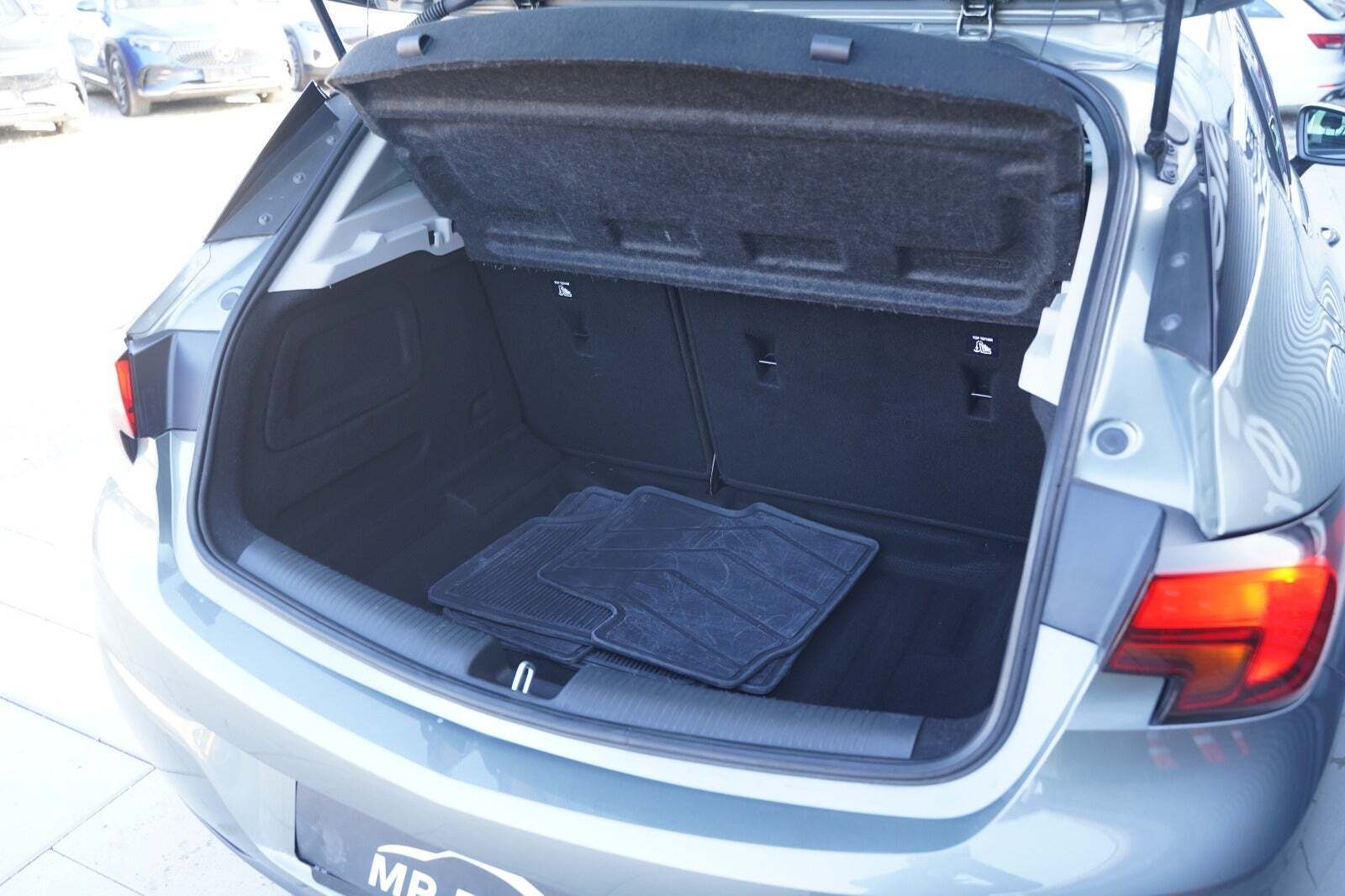 Grå Opel Astra fra 2018