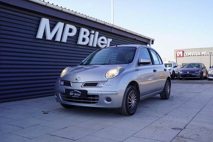 Sølv Nissan Micra fra 2010