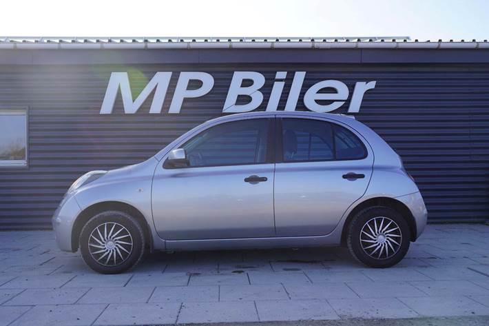Sølv Nissan Micra fra 2010