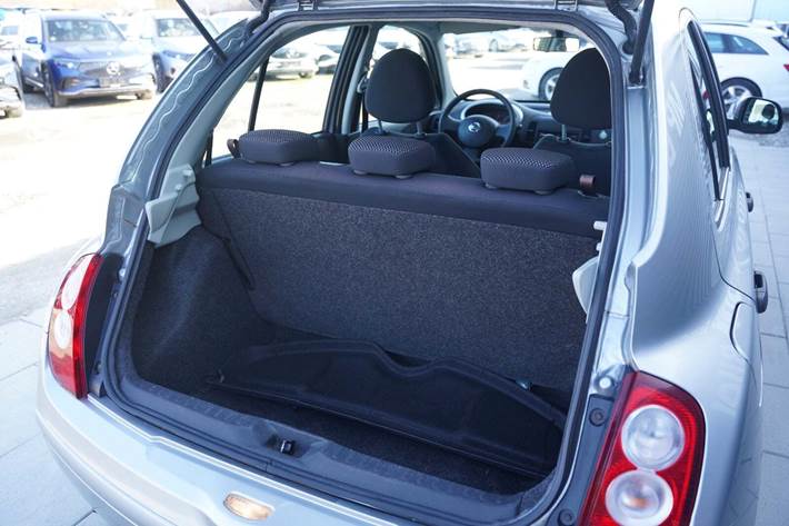 Sølv Nissan Micra fra 2010