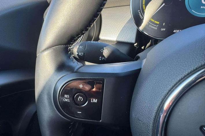 Rød Mini Cooper SE fra 2022