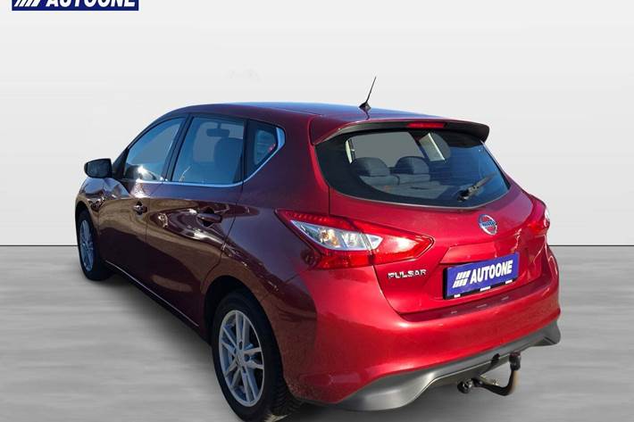Rød Nissan Pulsar fra 2014