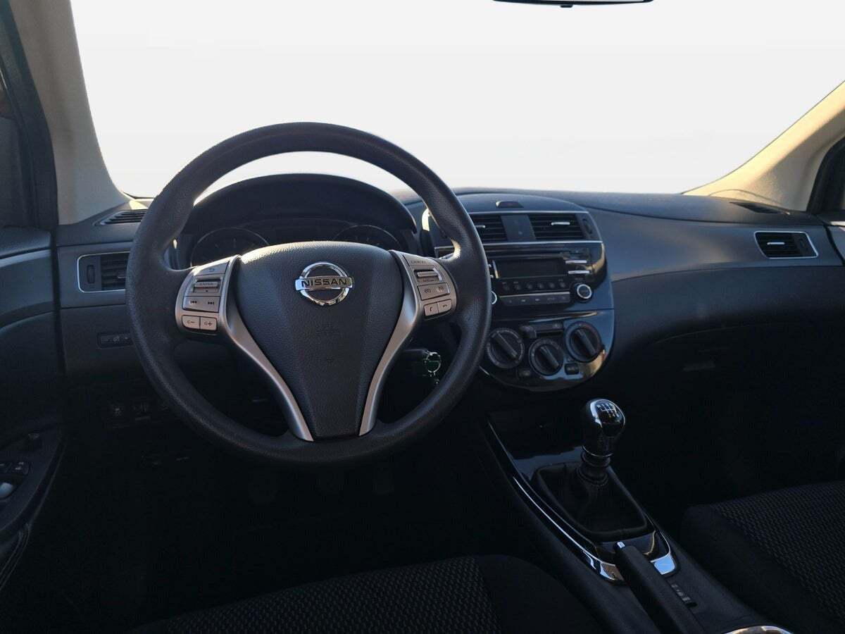 Rød Nissan Pulsar fra 2014