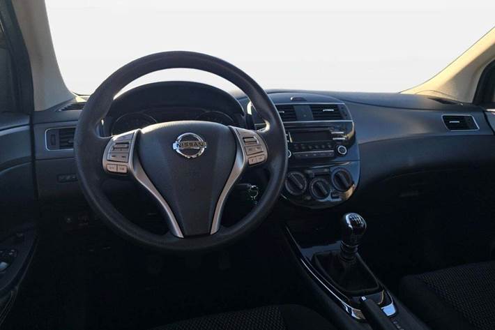 Rød Nissan Pulsar fra 2014