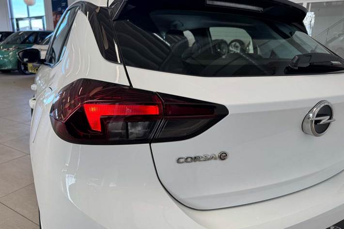 Hvid Opel Corsa-e fra 2023
