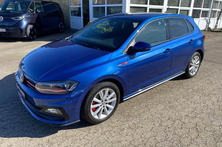 Blå VW Polo fra 2021 set udefra