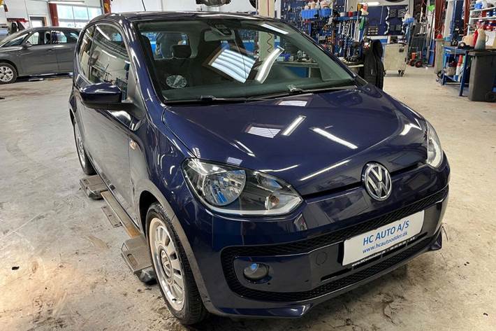 Blå VW UP! fra 2016 set udefra