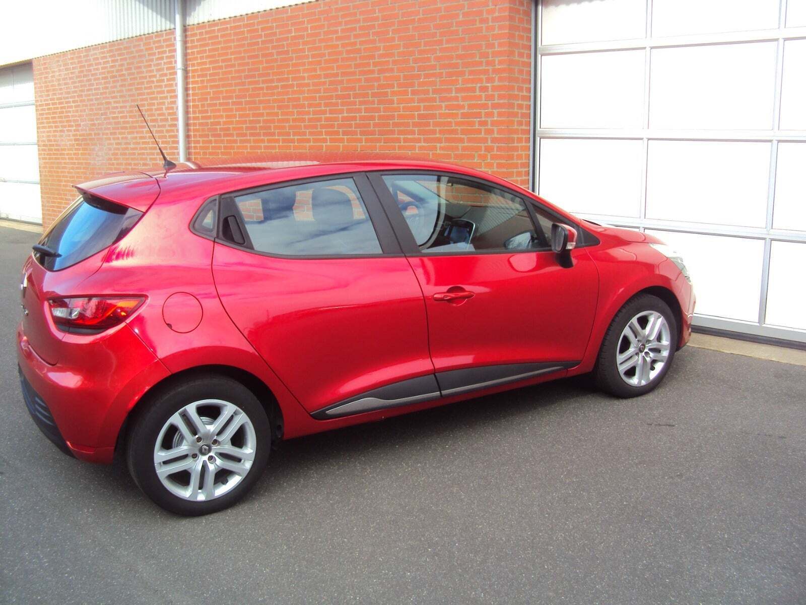 Rød Renault Clio IV fra 2019