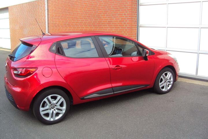 Rød Renault Clio IV fra 2019