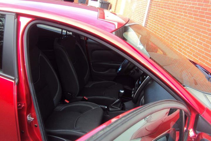Rød Renault Clio IV fra 2019