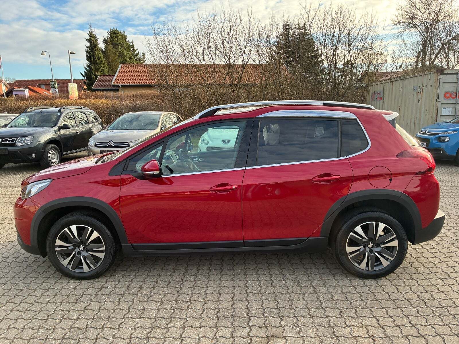 Rød Peugeot 2008 fra 2018