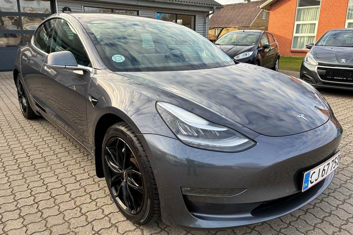 Grå Tesla Model 3 fra 2019