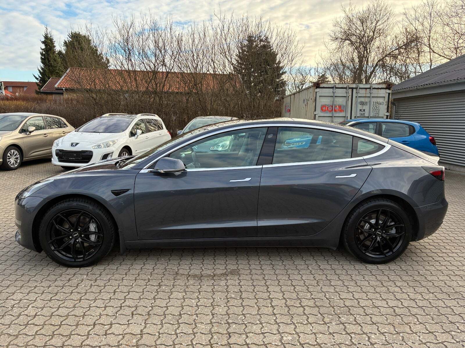 Grå Tesla Model 3 fra 2019