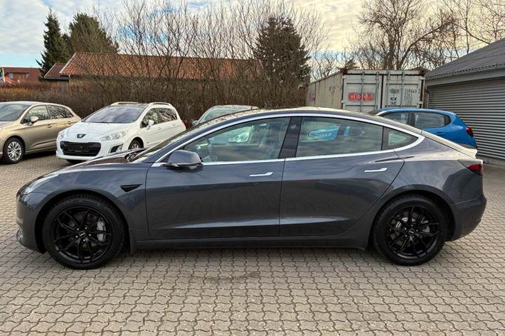 Grå Tesla Model 3 fra 2019