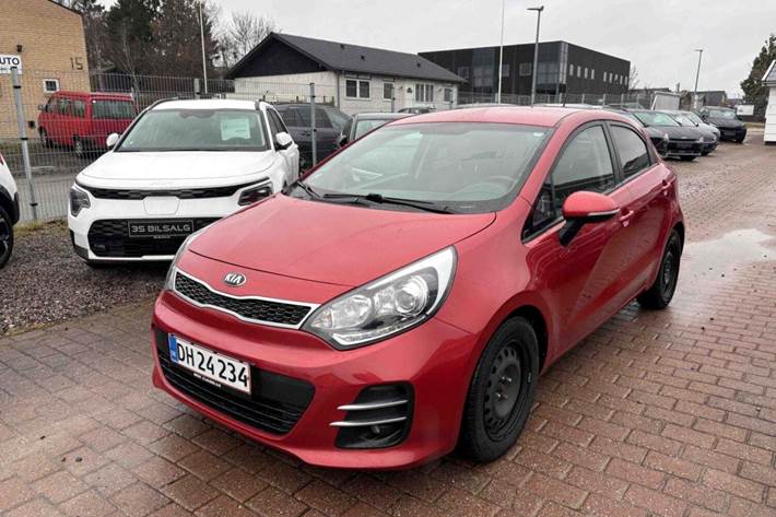 Rød Kia Rio fra 2016