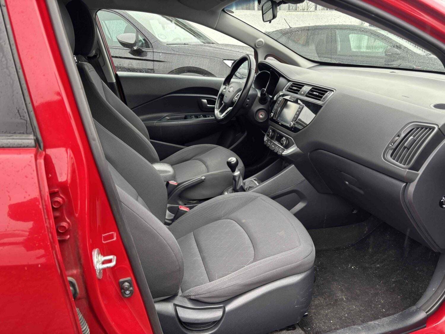 Rød Kia Rio fra 2016