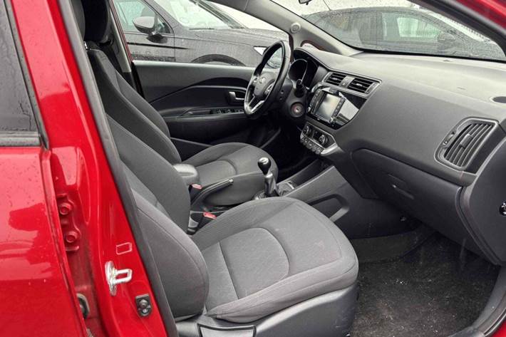 Rød Kia Rio fra 2016
