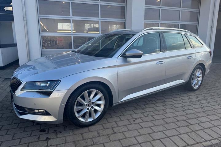 Sølv Skoda Superb fra 2019 set udefra