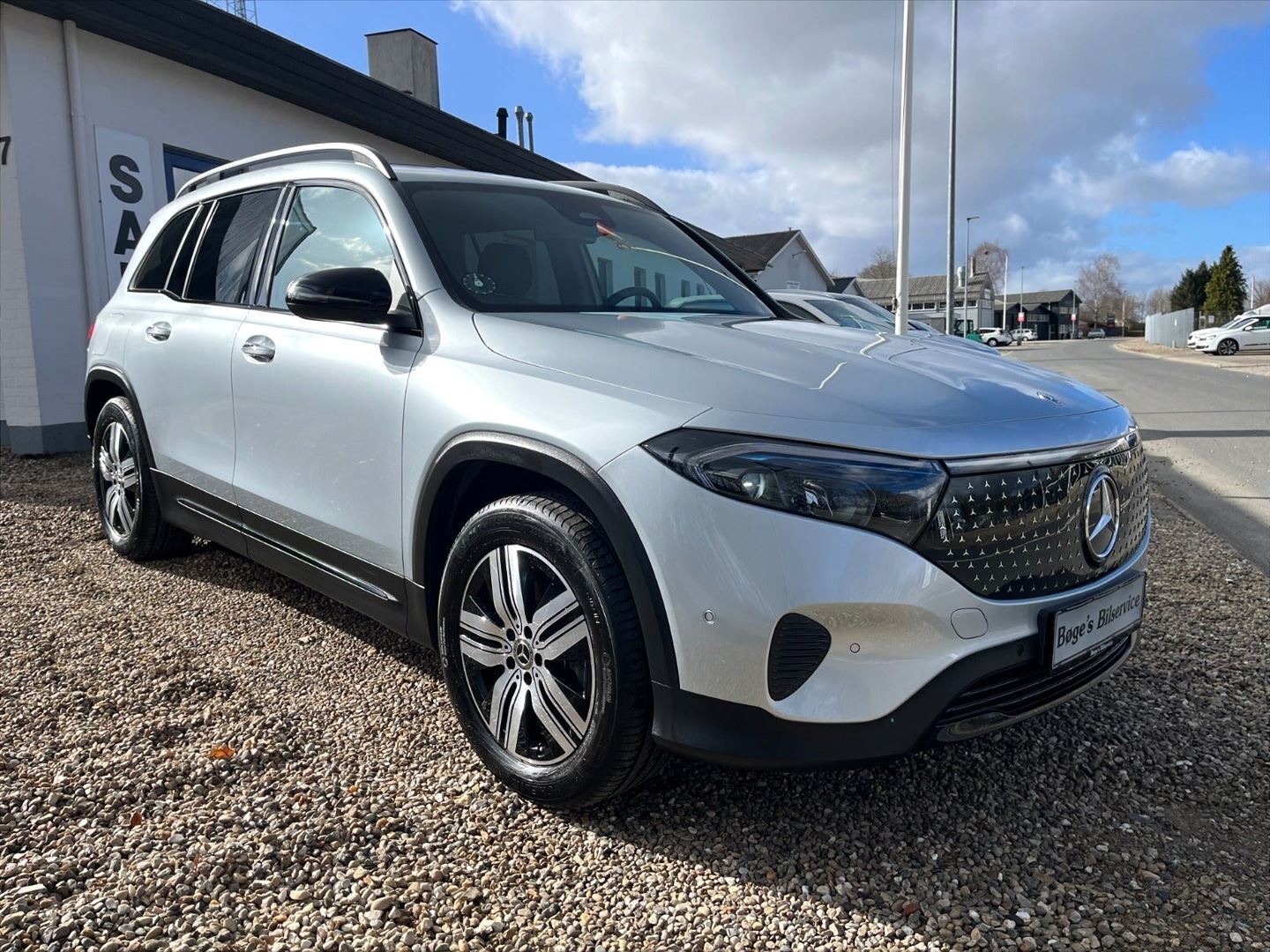 Sølv Mercedes EQB 250+ fra 2025
