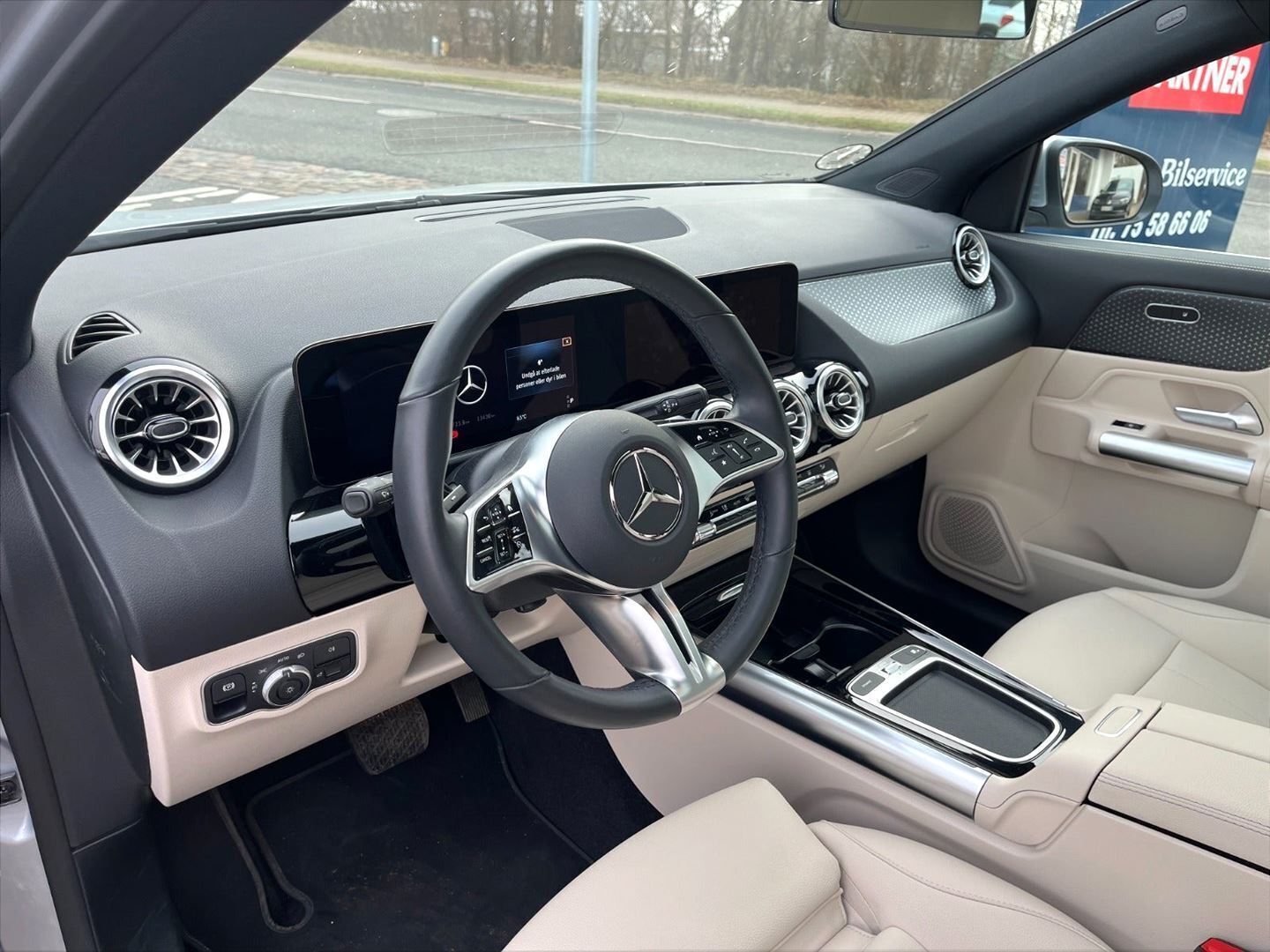 Sølv Mercedes EQA 250 fra 2024