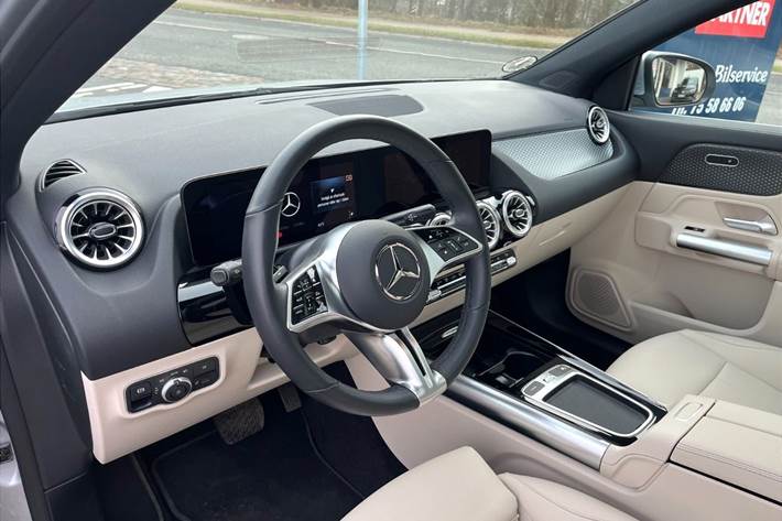 Sølv Mercedes EQA 250 fra 2024