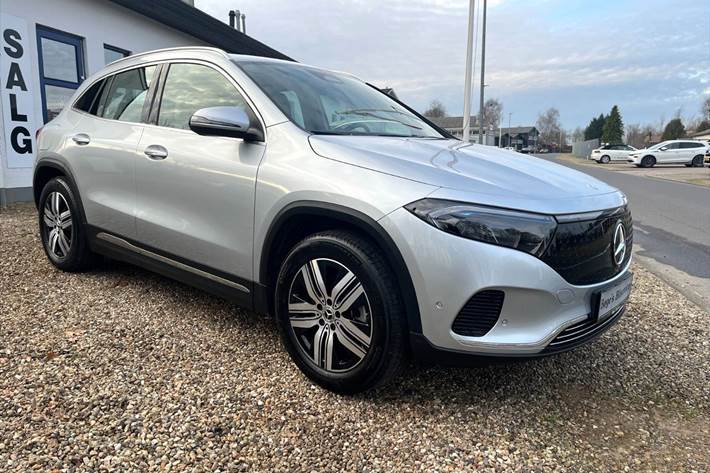 Sølv Mercedes EQA 300 fra 2024 set udefra