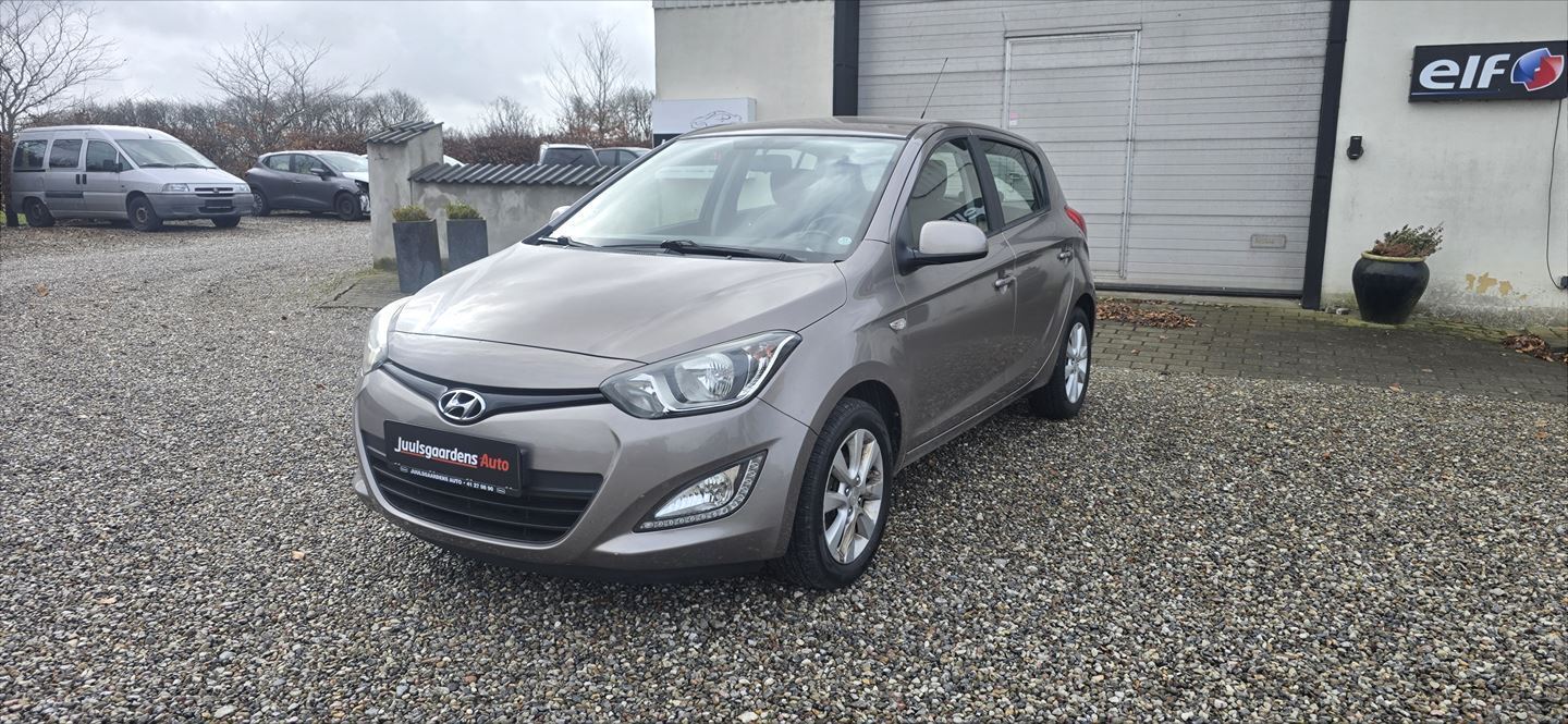 Brun Hyundai i20 fra 2013
