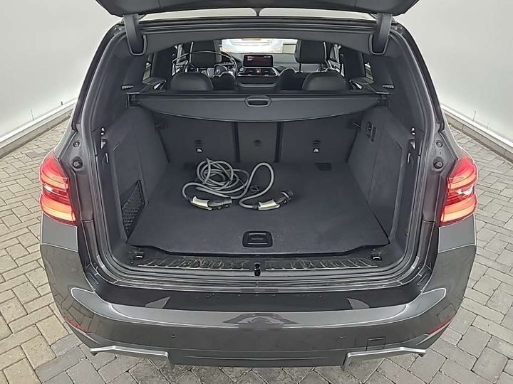 Grå BMW iX3 fra 2021