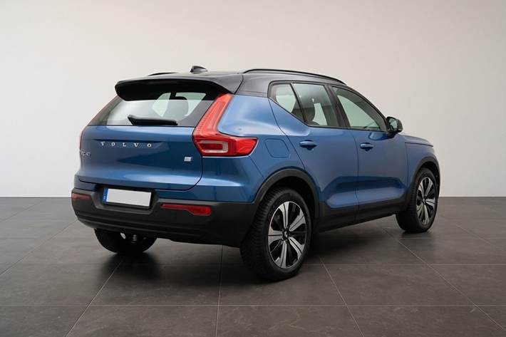 Blå Volvo XC40 fra 2023