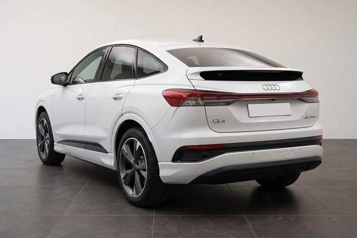 Hvid Audi Q4 fra 2023