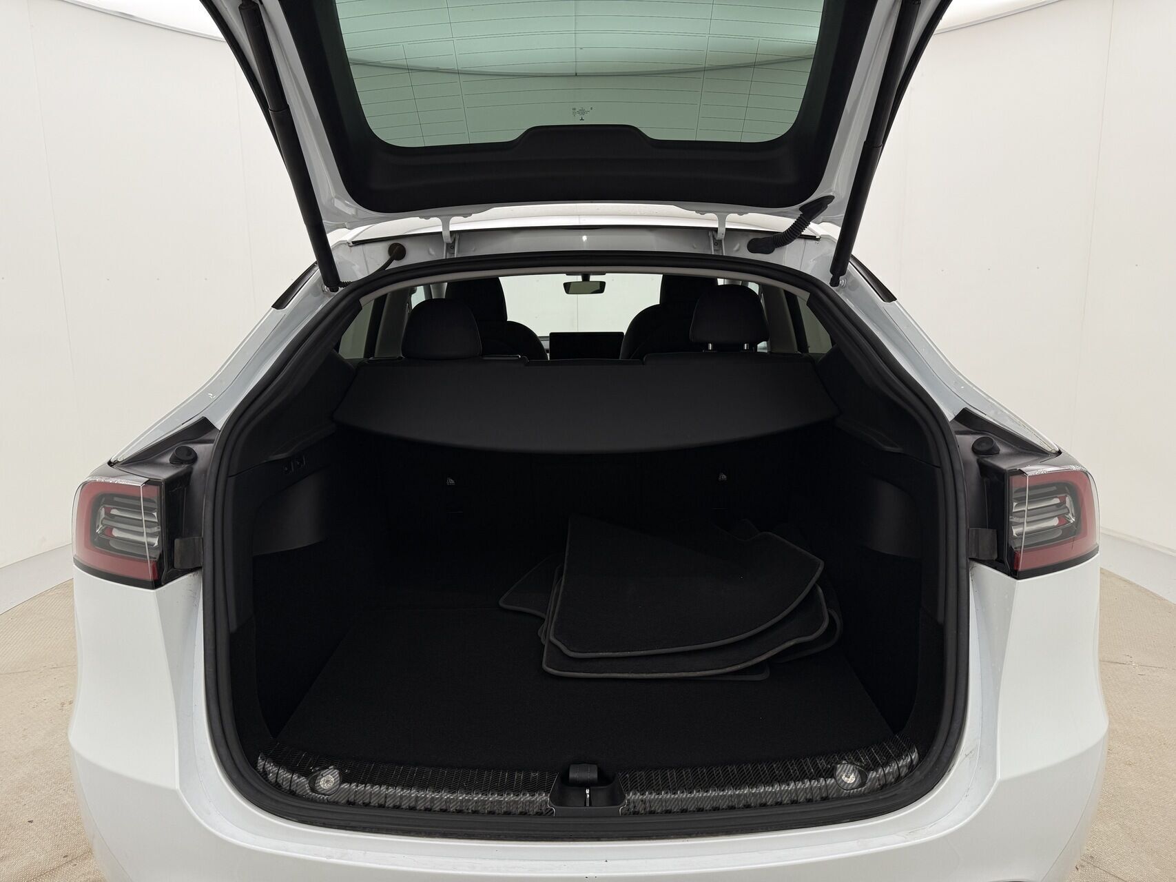 Hvid Tesla Model Y fra 2022