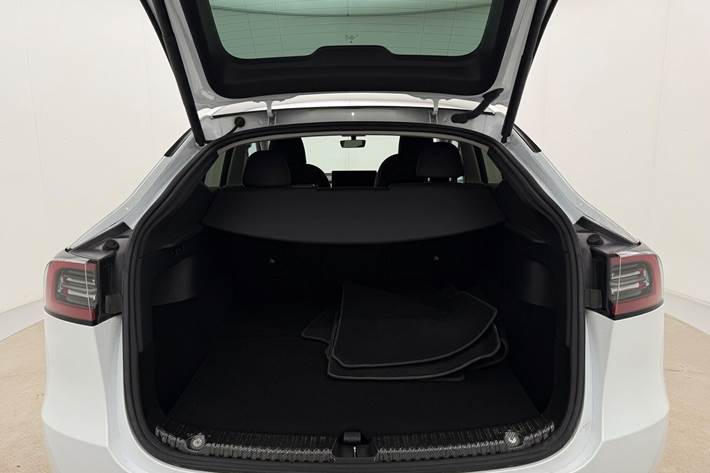 Hvid Tesla Model Y fra 2022