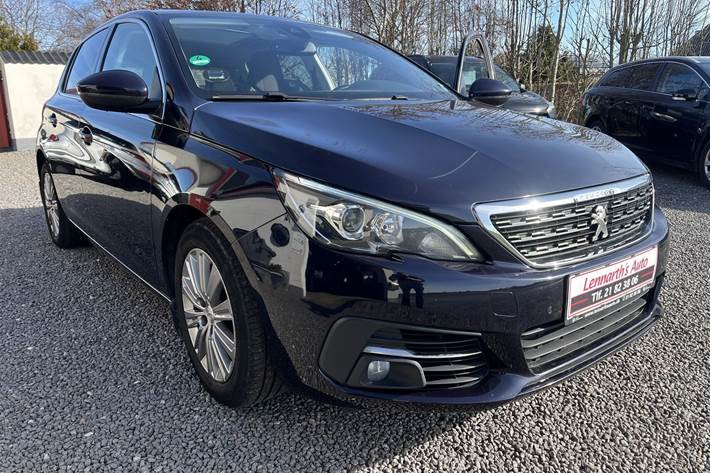 Blå Peugeot 308 fra 2018