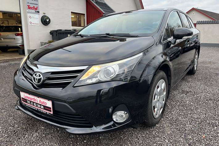 Sort Toyota Avensis fra 2014