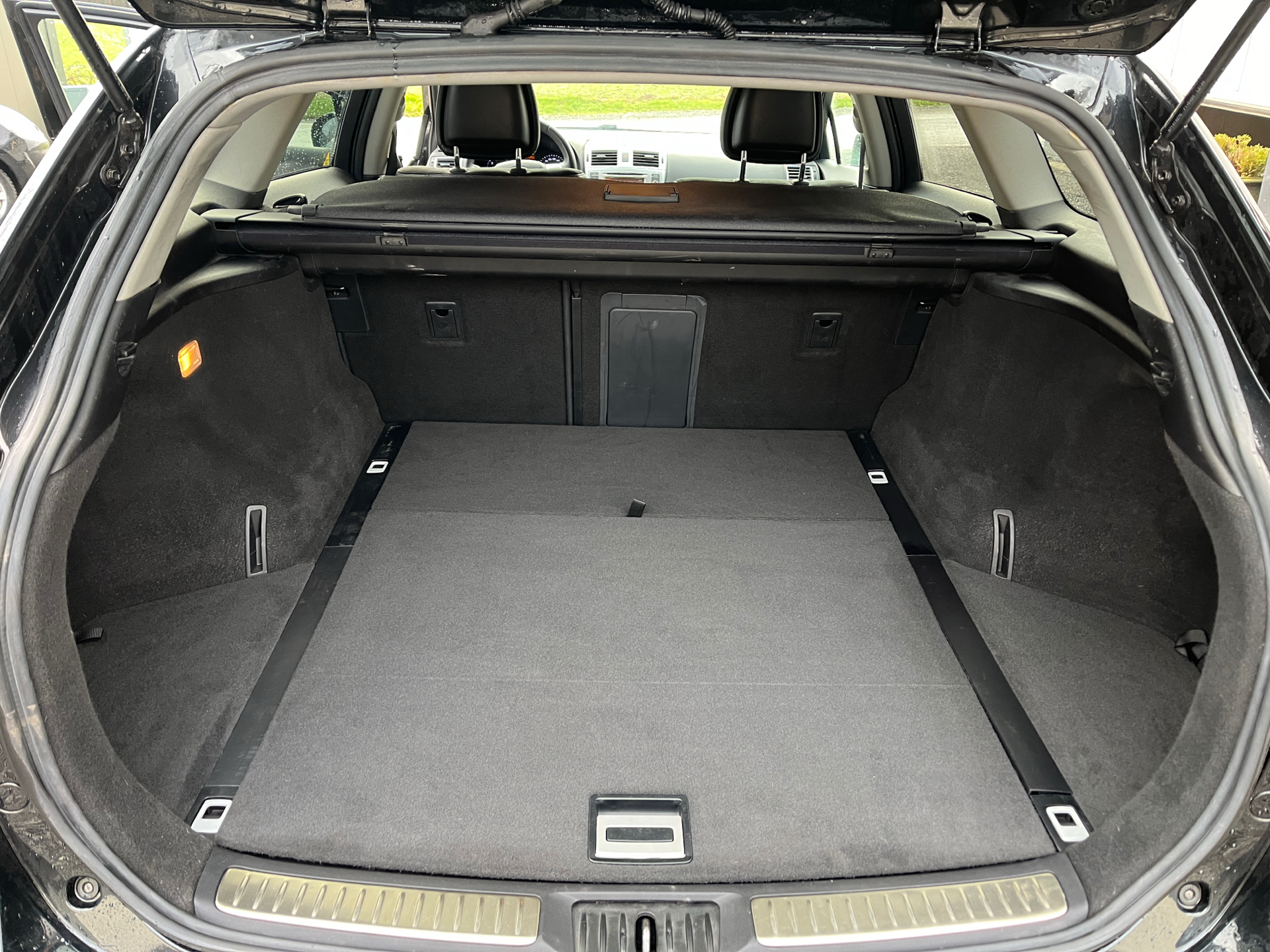 Sort Toyota Avensis fra 2014